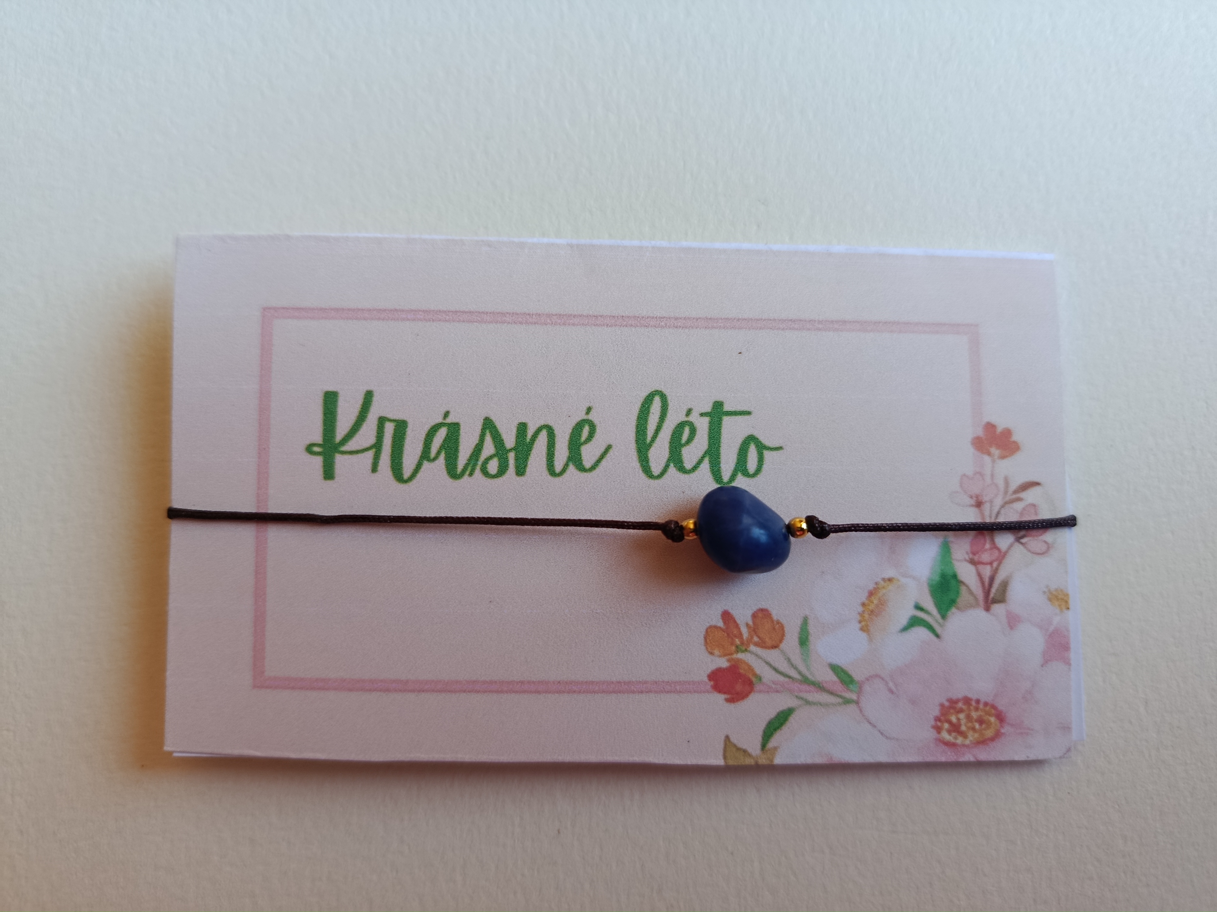 Náramek s kamínkem a nápisem krásné prázdniny
