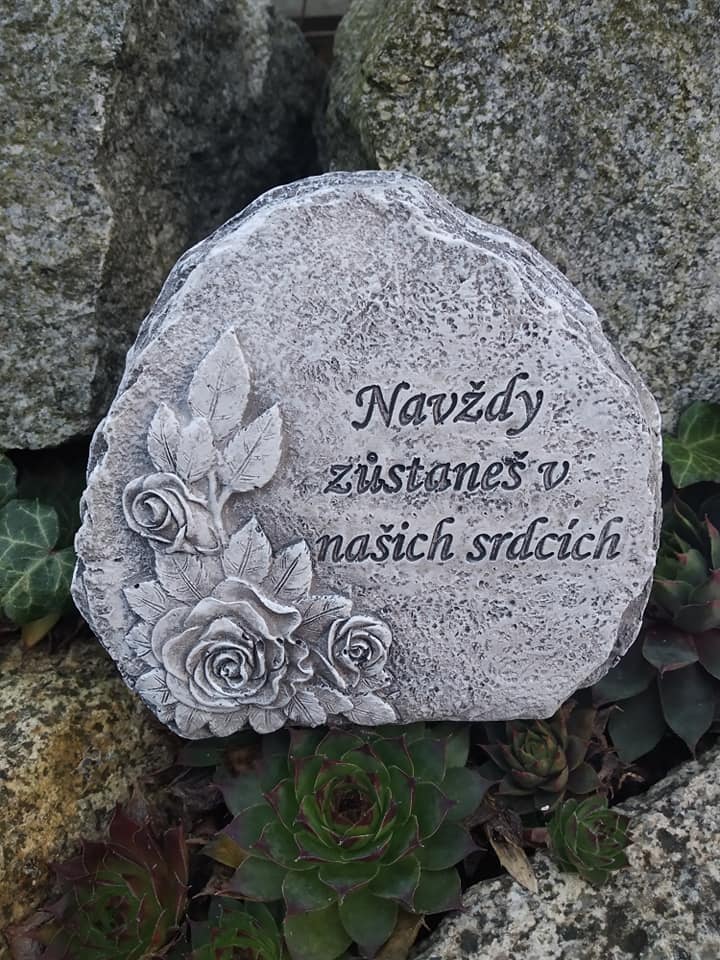 Smuteční kámen s nápisem Navždy zůstaneš v našich srdcích