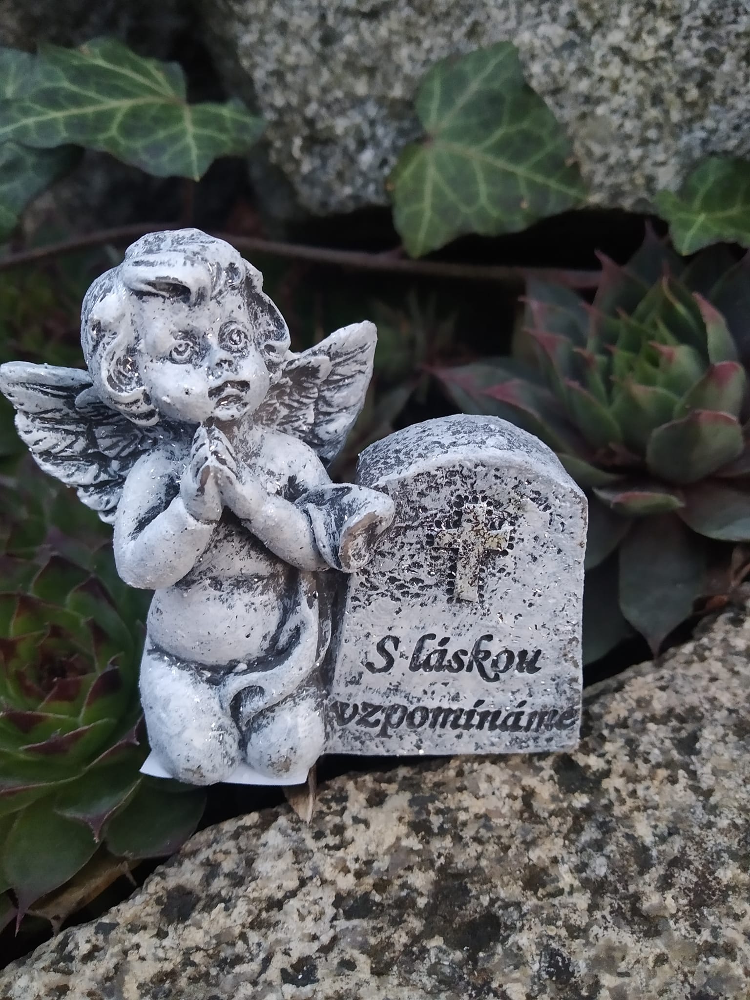 Andělíček s náhrobkem a nápisem S láskou vzpomínáme