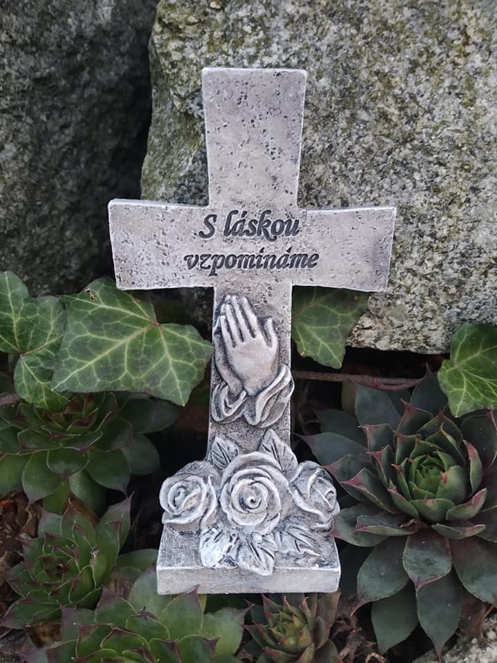 Kříž s nápisem S láskou vzpomínáme