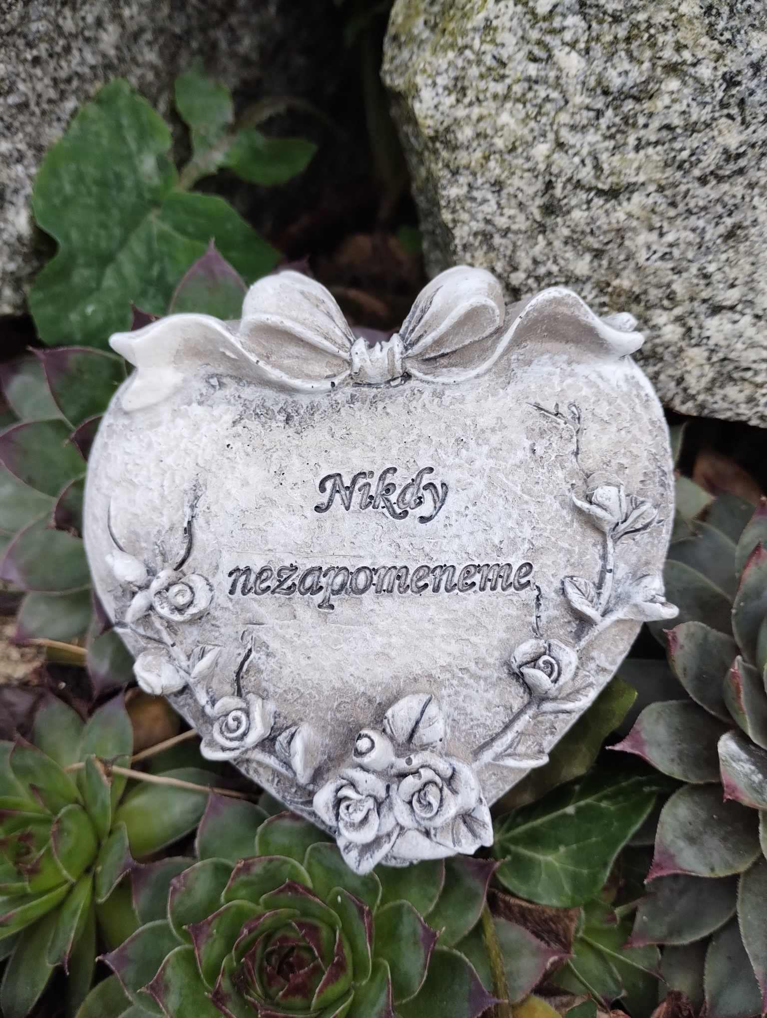 Srdíčko zdobené mašlí s nápisem Nikdy nezapomeneme