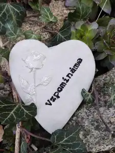 Betonové srdce s nápisem Vzpomínáme