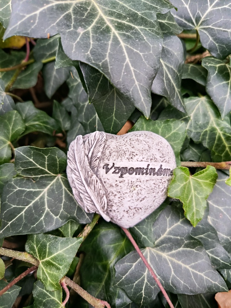 Smuteční srdíčko s nápisem Vzpomínáme šedo bílé