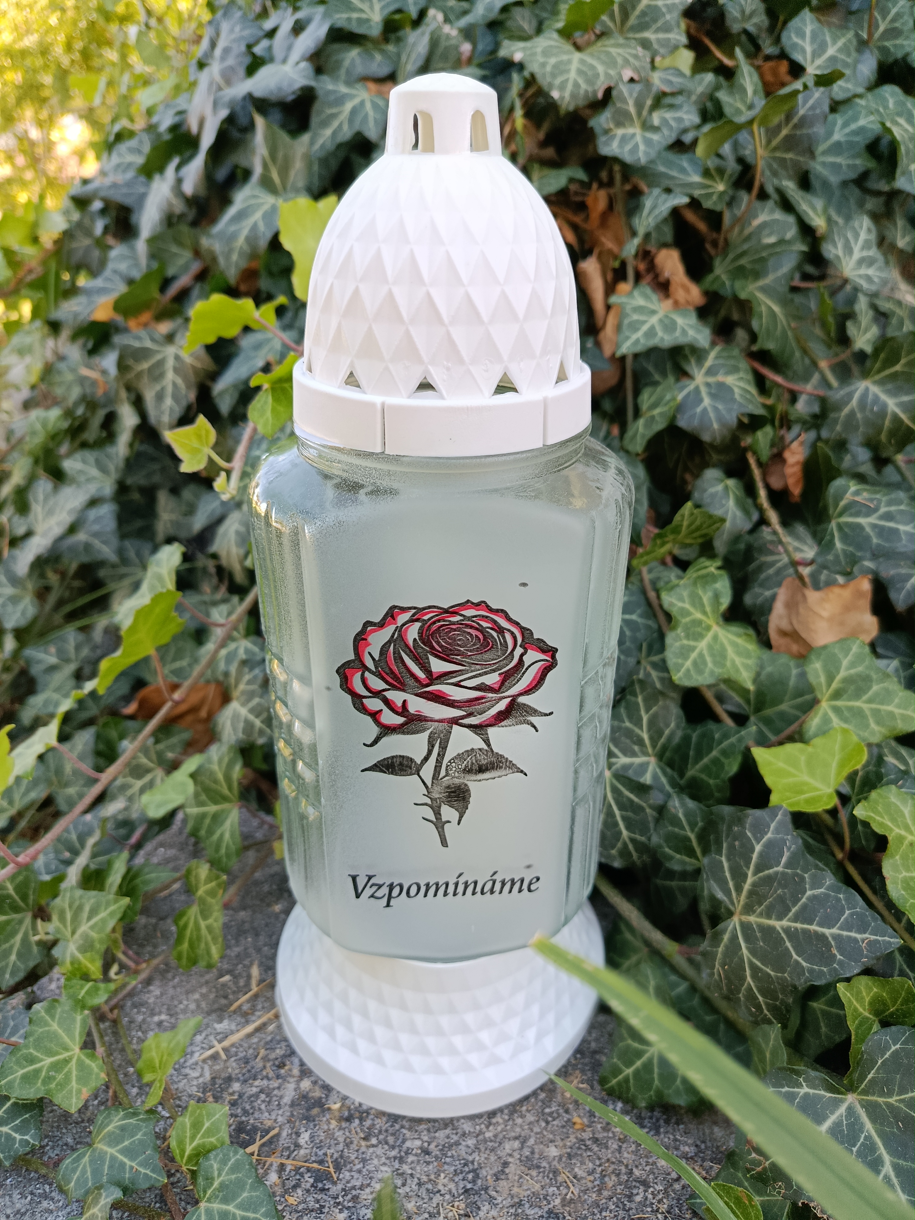 Hřbitovní svíčka s nápisem Vzpomínáme růže