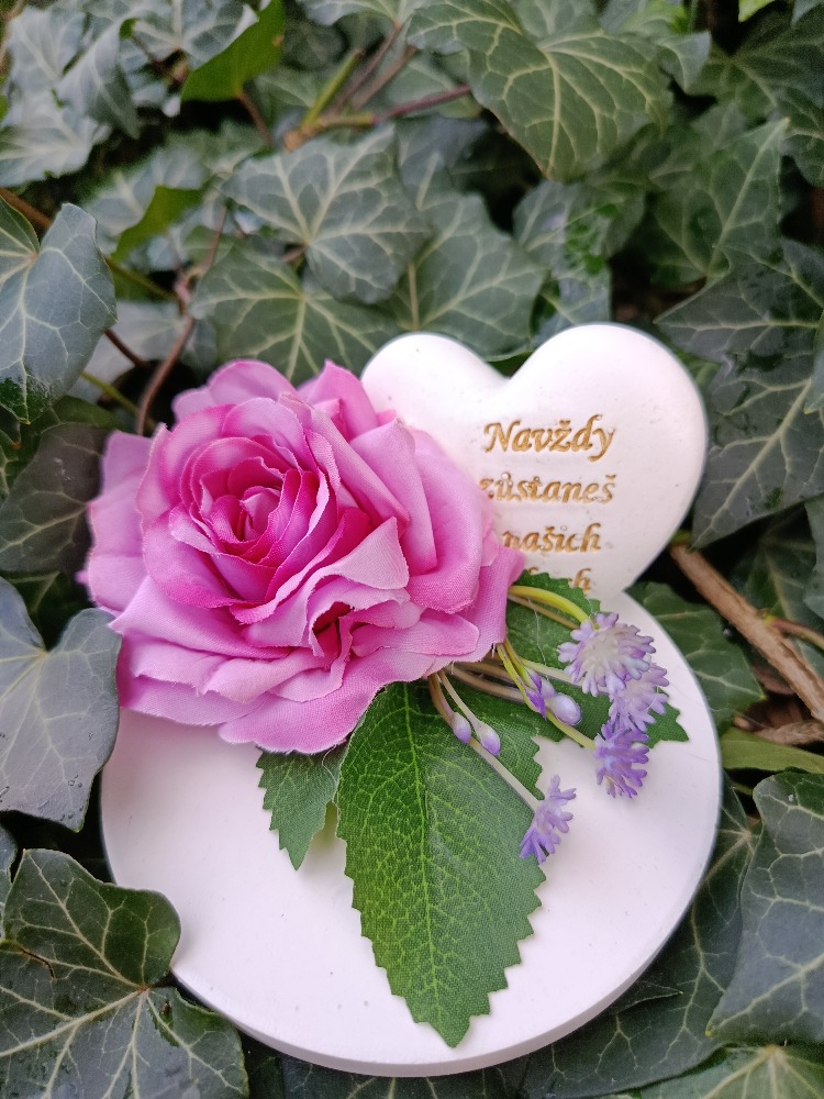 Smuteční dekorace se srdíčkem Navždy zůstaneš v našich srdcích růžová růže