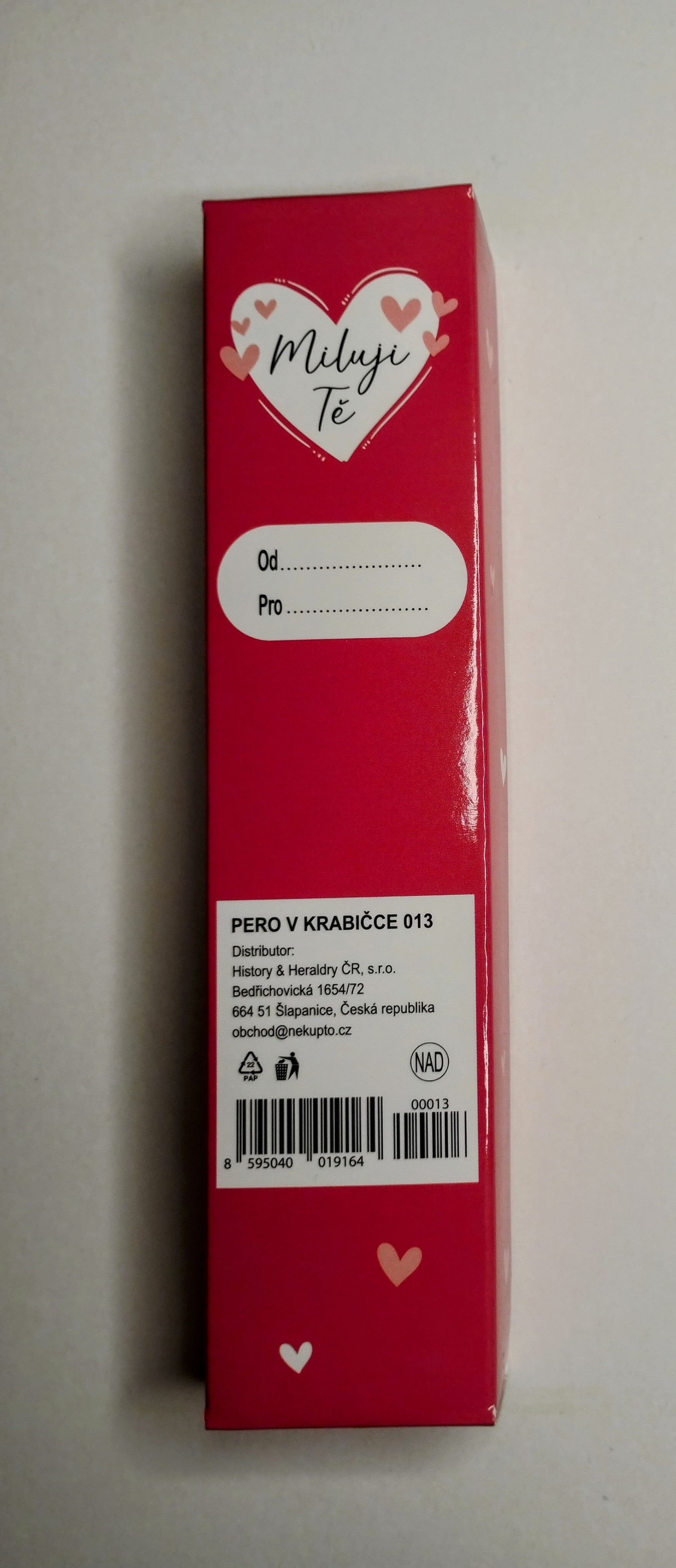 Pero v krabičce s nápisem Miluji Tě 