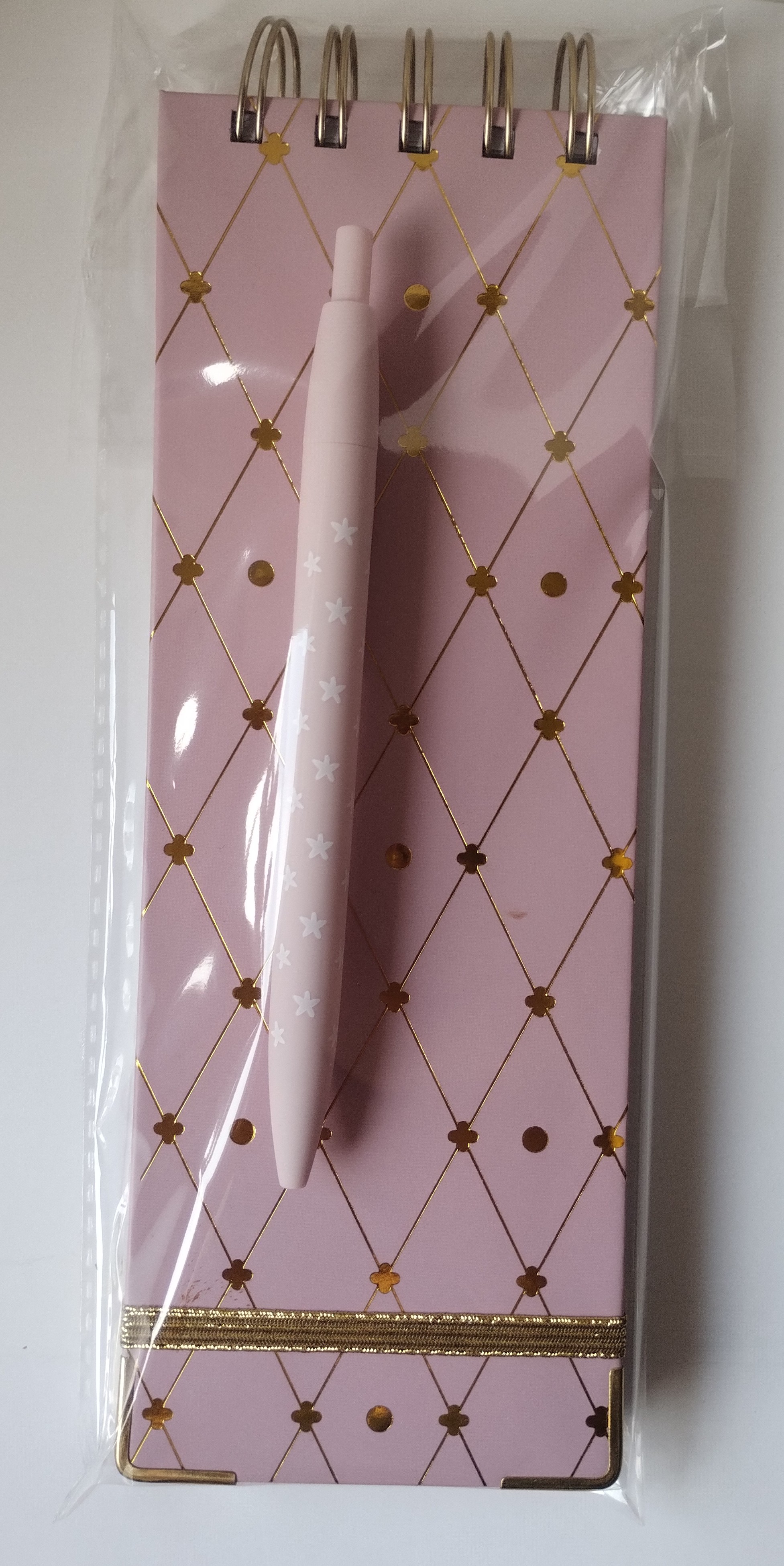 Růžový notes s tužkou pro paní učitelku