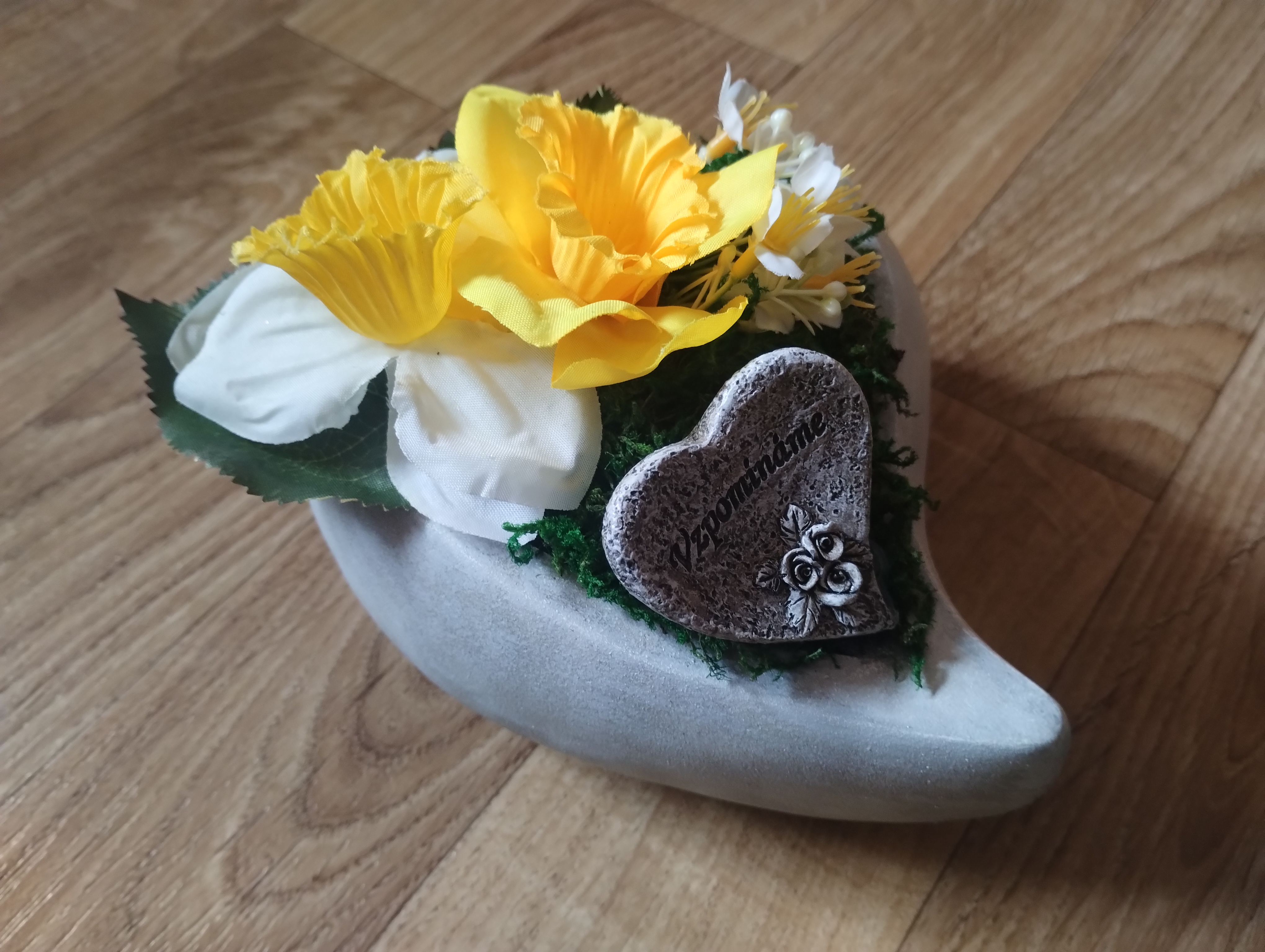 Srdce s narcisy a nápisem vzpomínáme 